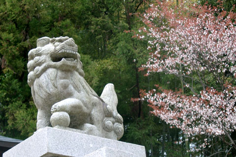 無芸大食娘作　諏訪神社の狛犬