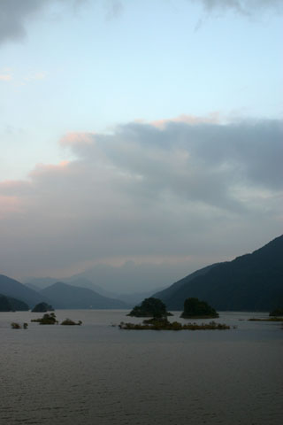 秋元湖の夕景