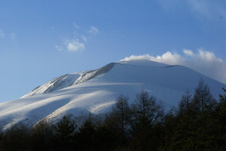 雪の浅間山